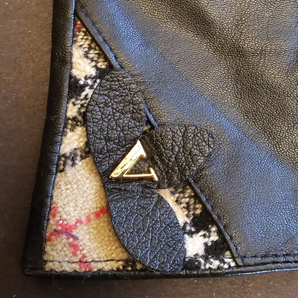Authentic Valentino Black leather gloves. Mint Condition. - Picture 4 of 6